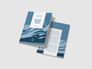 Du mėlyni knygų viršeliai pavaizduoti šviesiai pilkame fone: priekinis viršelis kairėje ir galinis viršelis dešinėje, šiek tiek persidengiantys. Melsvų tonų abstrakti, bangas primenanti iliustracija užpildo didžiąją viršelio dalį. Netoli viršutinio centro yra baltas stačiakampis su autorių vardais ir pavadinimu lietuvių kalba. Apačioje matomas nedidelis kvadratinis „ktu“ logotipas.