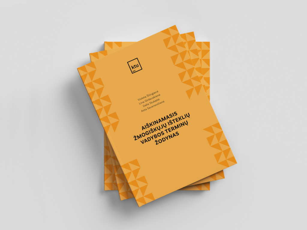 Trys oranžinės mink&scaron;tais vir&scaron;eliais knygos sudėtos viena ant kitos &scaron;viesiai pilkame fone. Knygų kra&scaron;tus puo&scaron;ia geometrinis trikampių ra&scaron;tas. Vir&scaron;utinė knyga padėta kampu, matomas jos priekinis vir&scaron;elis ir de&scaron;inėje pusėje &ndash; puslapių kra&scaron;tai. Matomas tekstas ant vir&scaron;elio: KTU logotipas autoriai: Violeta &Scaron;ilinskienė, Lina Gustainienė, Dalia &Scaron;ukytė, Asta Savanevičienė AI&Scaron;KINAMASIS ŽMOGI&Scaron;KŲJŲ I&Scaron;TEKLIŲ VADYBOS TERMINŲ ŽODYNAS Matomas tekstas ant nugarėlės (pasikartojantis ant sudėtų knygų): AI&Scaron;KINAMASIS ŽMOGI&Scaron;KŲJŲ I&Scaron;TEKLIŲ VADYBOS TERMINŲ ŽODYNAS