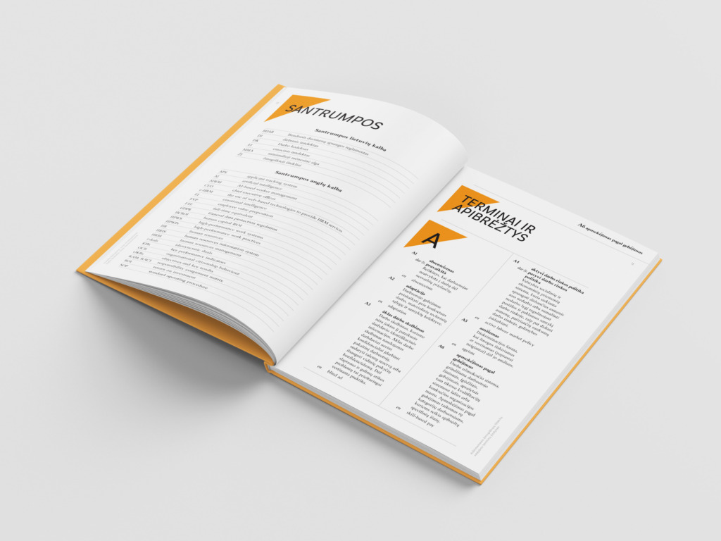 Atversta knyga su baltais vidiniais puslapiais ir oranžiniu vir&scaron;eliu, fotografuota &scaron;viesiai pilkame fone.

Kairiajame puslapyje didelis pavadinimas &bdquo;SANTRUMPOS&ldquo; ir lentelės principu pateiktas lietuvi&scaron;kų santrumpų bei jų reik&scaron;mių sąra&scaron;as.

De&scaron;iniajame puslapyje didelis pavadinimas &bdquo;TERMINAI IR APIBRĖŽTYS&ldquo;. Vir&scaron;uje matoma didelė raidė &bdquo;A&ldquo; oranžiniame trikampyje, po ja &ndash; dvi teksto skiltys lietuvių kalba su skyrių žymomis &bdquo;A1&ldquo;, &bdquo;A2&ldquo; ir &bdquo;A3&ldquo;.