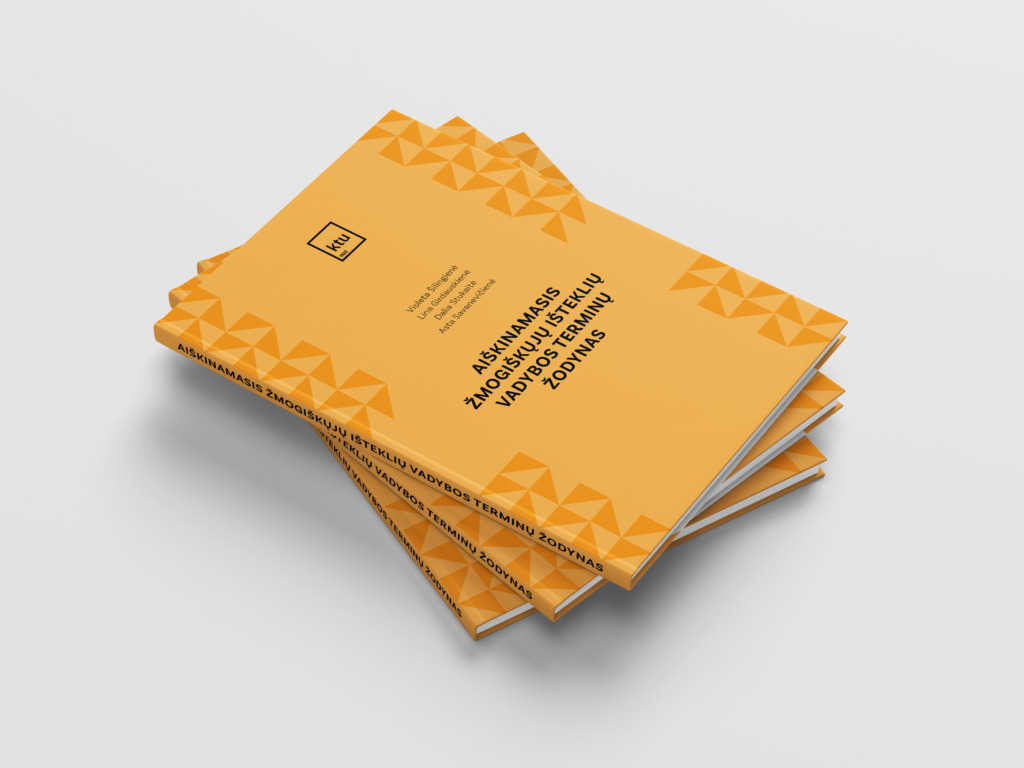Trys oranžinės mink&scaron;tais vir&scaron;eliais knygos sudėtos viena ant kitos &scaron;viesiai pilkame fone. Knygų kra&scaron;tus puo&scaron;ia geometrinis trikampių ra&scaron;tas. Vir&scaron;utinė knyga padėta kampu, matomas jos priekinis vir&scaron;elis ir de&scaron;inėje pusėje &ndash; puslapių kra&scaron;tai.
Matomas tekstas ant vir&scaron;elio:
KTU logotipas
Violeta &Scaron;ilinskienė
Lina Gustainienė
Dalia &Scaron;ukytė
Asta Savanevičienė
AI&Scaron;KINAMASIS ŽMOGI&Scaron;KŲJŲ I&Scaron;TEKLIŲ VADYBOS TERMINŲ ŽODYNAS