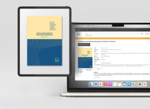 Nuotraukoje yra šalia vienas kito pavaizduoti planšetinis kompiuteris ir nešiojamasis kompiuteris šviesiai pilkame fone. Kairėje planšetės ekrane rodoma lietuviško leidinio viršelio versija. Viršelis padalytas į dvi pagrindines spalvas: viršutinę šviesiai gelsvą dalį ir apatinę tamsiai mėlyną dalį su plonais įstrižų linijų raštais. Pavadinimas – „RAŠTO DARBŲ RENGIMO METODINIAI NURODYMAI“, o apačioje dešinėje matomas mažas „ktu“ logotipas. Dešinėje nešiojamojo kompiuterio ekrane matomas tinklalapis (naršyklės lange), skirtas, tam pačiam leidiniui.