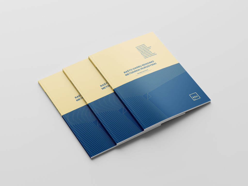 Nuotraukoje matosi trys knygos: sudėtos viena ant kitos eilute. Knygos viršelis padalytas į šviesiai smėlinės spalvos viršutinę dalį ir tamsiai mėlyną apatinę dalį su subtiliais linijiniais raštais. Centre esantis pagrindinis pavadinimas skelbia: „RAŠTO DARBŲ RENGIMO METODINIAI NURODYMAI“. Nuotraukos fonas - šviesiai pilkas.