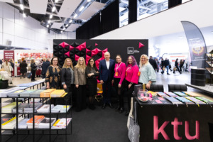 KTU atstovai kartu su leidyklos „Technologija“ komanda Vilniaus knygų mugėje