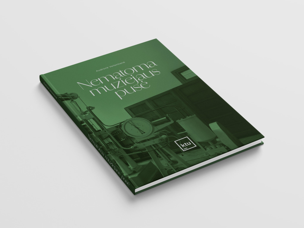 Žalia kietais vir&scaron;eliais knyga pavaizduota kampu ant &scaron;viesiai pilko fono. Vir&scaron;elyje matoma žalsvo atspalvio mechanizmų nuotrauka su apvaliu matuokliu apatinėje dalyje ir tamsia stačiakampe struktūra de&scaron;inėje. Matomas tekstas vir&scaron;elyje: Audronė Veilentienė "Nematoma muziejaus pusė"