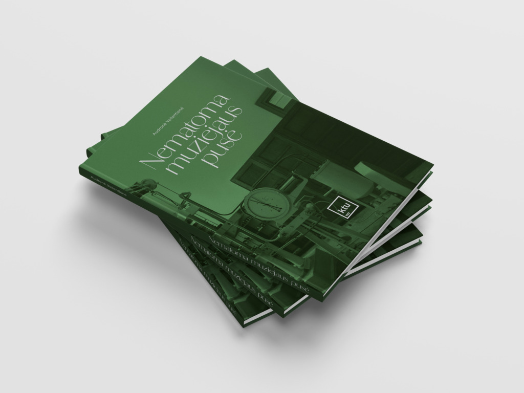 Trijų žalių knygelių krūva ant &scaron;viesiai pilko pavir&scaron;iaus. Vir&scaron;utinė knygelė padėta kampu ir jos vir&scaron;elyje matoma žalsvo atspalvio pramoninės ar laboratorinės įrangos nuotrauka su apvaliu matuokliu apatinėje centrinėje dalyje. Matomas tekstas ant vir&scaron;elio: Audronė V. Valentinienė "Nematomа muziejaus pusė"