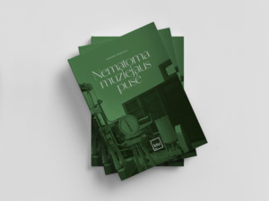 Trijų žalių knygelių krūva ant šviesiai pilko paviršiaus. Viršutinė knygelė padėta kampu ir jos viršelyje matoma žalsvo atspalvio pramoninės ar laboratorinės įrangos nuotrauka su apvaliu matuokliu apatinėje centrinėje dalyje. Matomas tekstas ant viršelio: Audronė V. Valentinienė "Nematomа muziejaus pusė" ktu logotipas