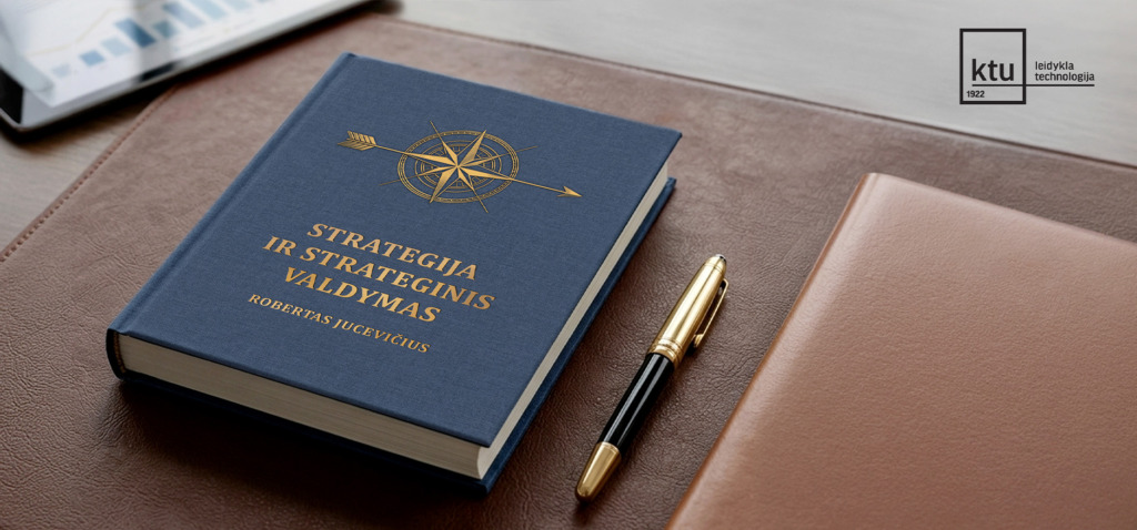 Tamsiai mėlyna kietviršio knyga su auksiniu užrašu ir kompaso bei rodyklės simboliu ant viršelio, padėta ant rudo medinio stalo. Ant viršelio parašyta: „STRATEGIJA IR STRATEGINIS VALDYMAS“, o žemiau – „ROBERTAS JUCEVIČIUS“.
Dešinėje knygos pusėje guli juodai auksinis rašiklis, dar toliau – rudos spalvos odinis užrašų sąsiuvinis arba aplankas. Viršutiniame dešiniajame kampe matomas logotipas su užrašu „ktu“, po juo „1922“, o dešinėje – „leidykla technologija“.