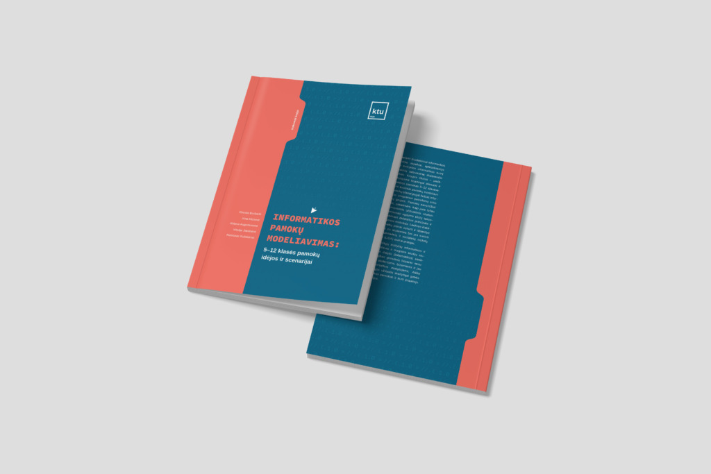 Dvi knygos &scaron;viesiai pilkame fone su vienodo dizaino vir&scaron;eliais: tamsiai melsvai žalsvas fonas ir koralinė vertikali juosta kairėje. Priekinės knygos vir&scaron;elyje matomas pavadinimas &bdquo;Informatikos pamokų modeliavimas: 5&ndash;12 klasės pamokų idėjos ir scenarijai&ldquo; ir mažas &bdquo;ktu&ldquo; logotipas vir&scaron;uje de&scaron;inėje, o antroji knyga pasukta taip, kad matomas jos galinis vir&scaron;elis su smulkaus teksto apra&scaron;u.